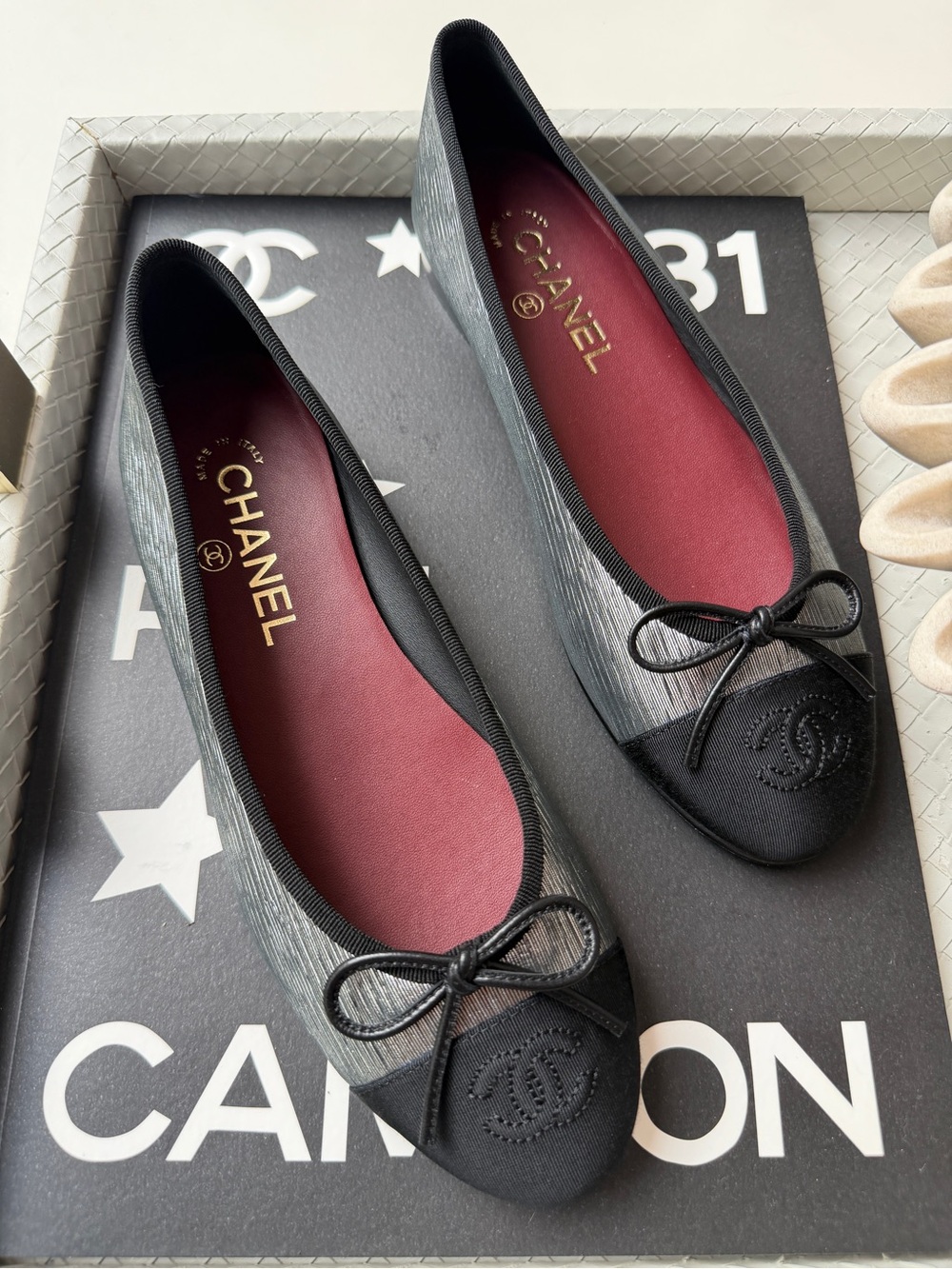 CHANEL SILVER BLACK GROSGRAIN CC LOGO CAP TOE 2026 BALLERINA BALLET FLATS 38 C